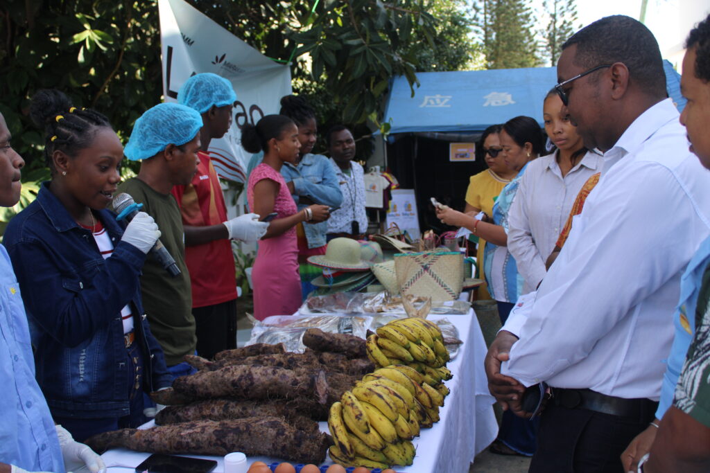 Incubés Lombao participants à AKAO an-tsena; foire entrepreneuriat Anôsy.